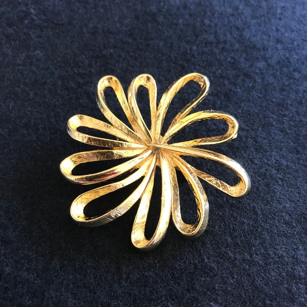 Vintage Gold Tone Flower Brooch